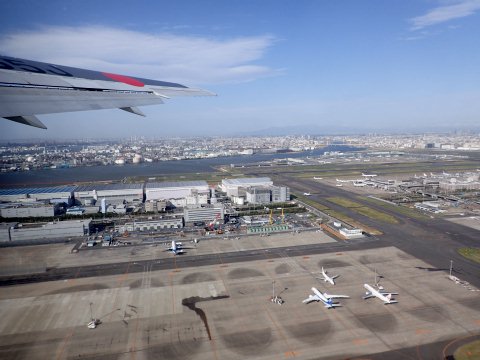 羽田空港を北へ向け飛び立つ